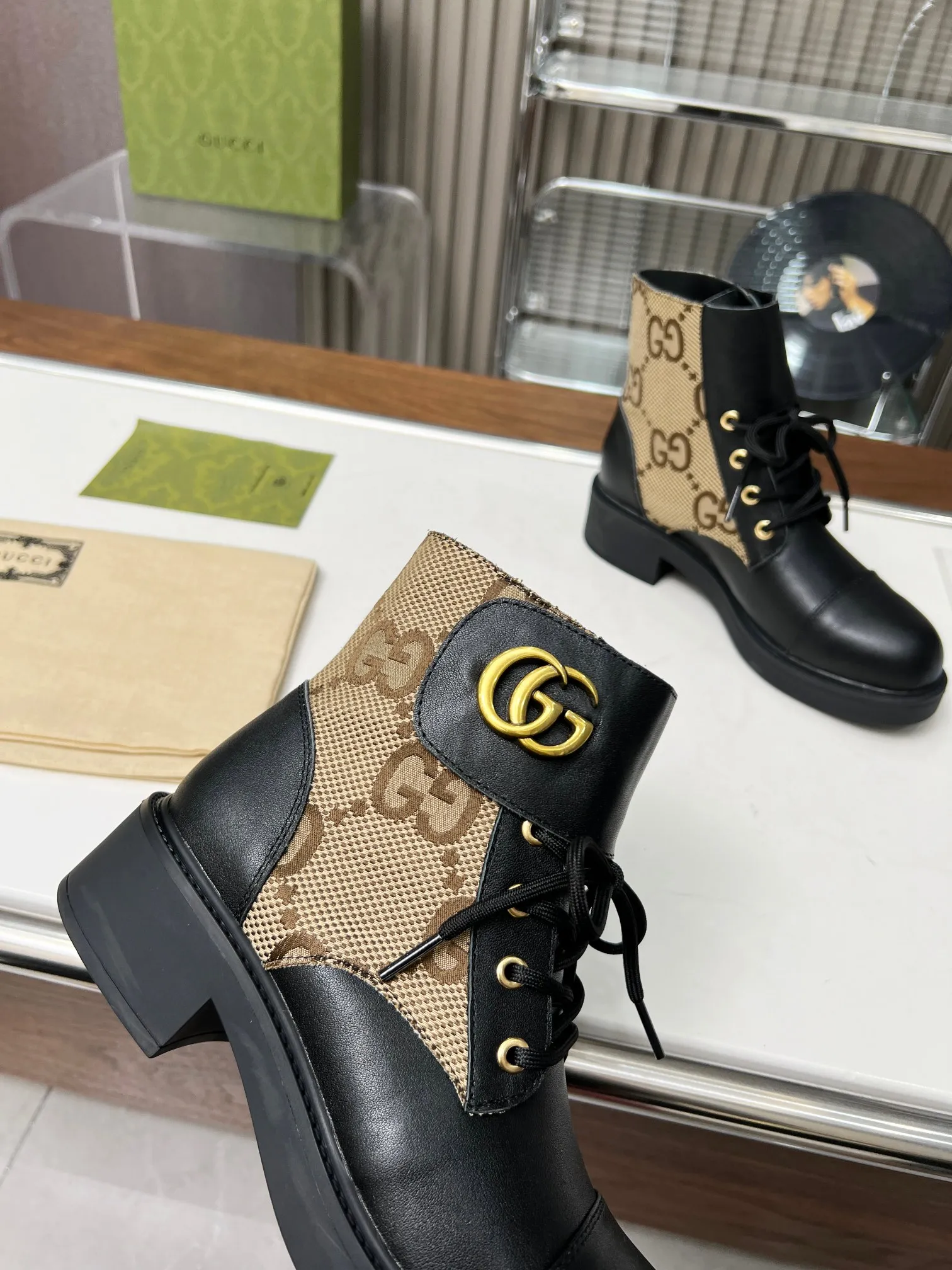 👟👟Ex-factory price 520👟👟The latest model from GUCCI. The counters are updated simultaneously. Classic styles are revitalized with iconic brand logo elements. The Velcro adhesive design on the shoe collar is easy to put on and take off. The upper leg looks great. Fabric: first layer cowhide/cowhide lining. Code number: 35-42#